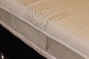 Witte matrashoes met ventilerende band en handvaten