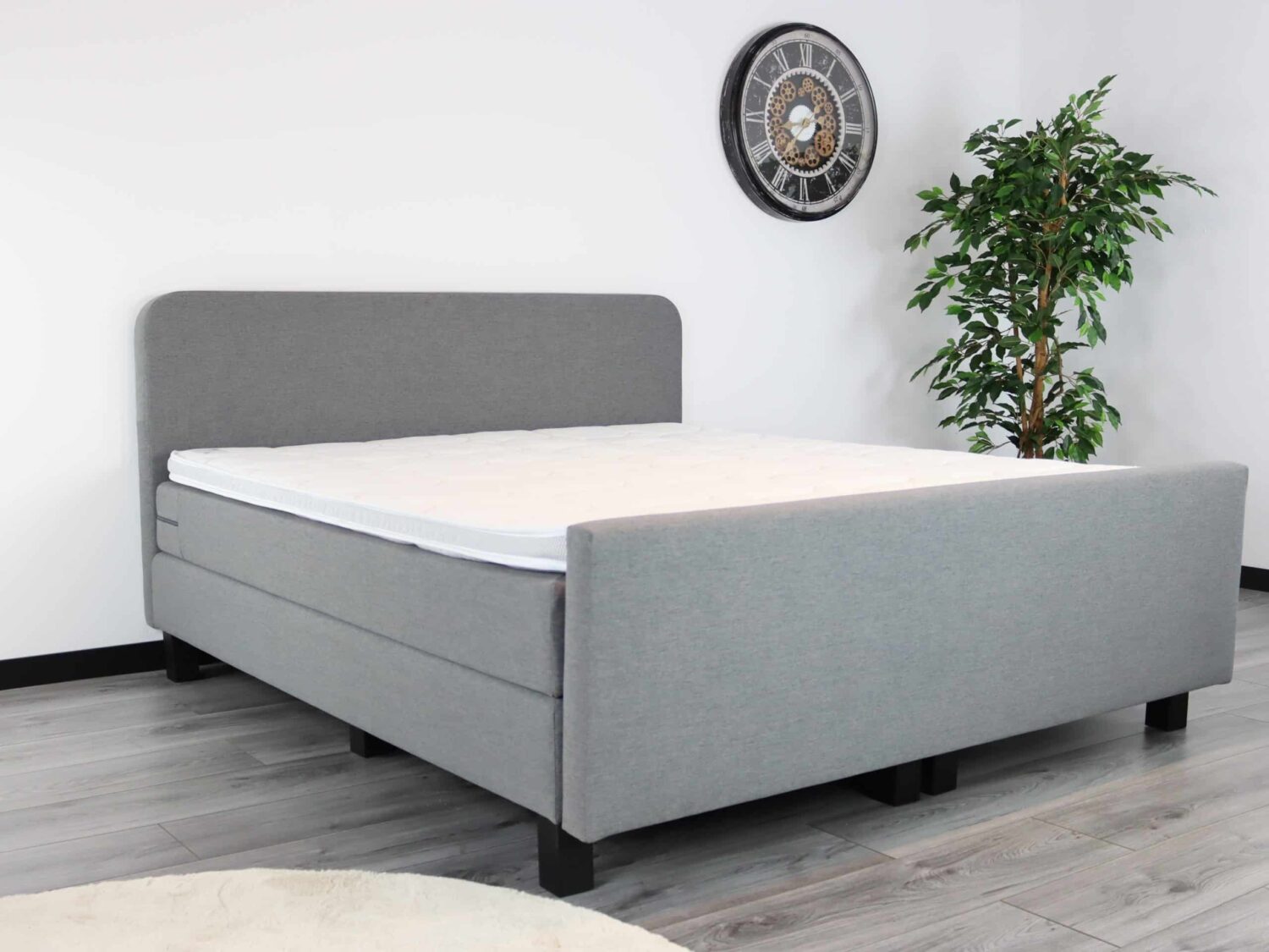 Boxspring met zwevend voetbord
