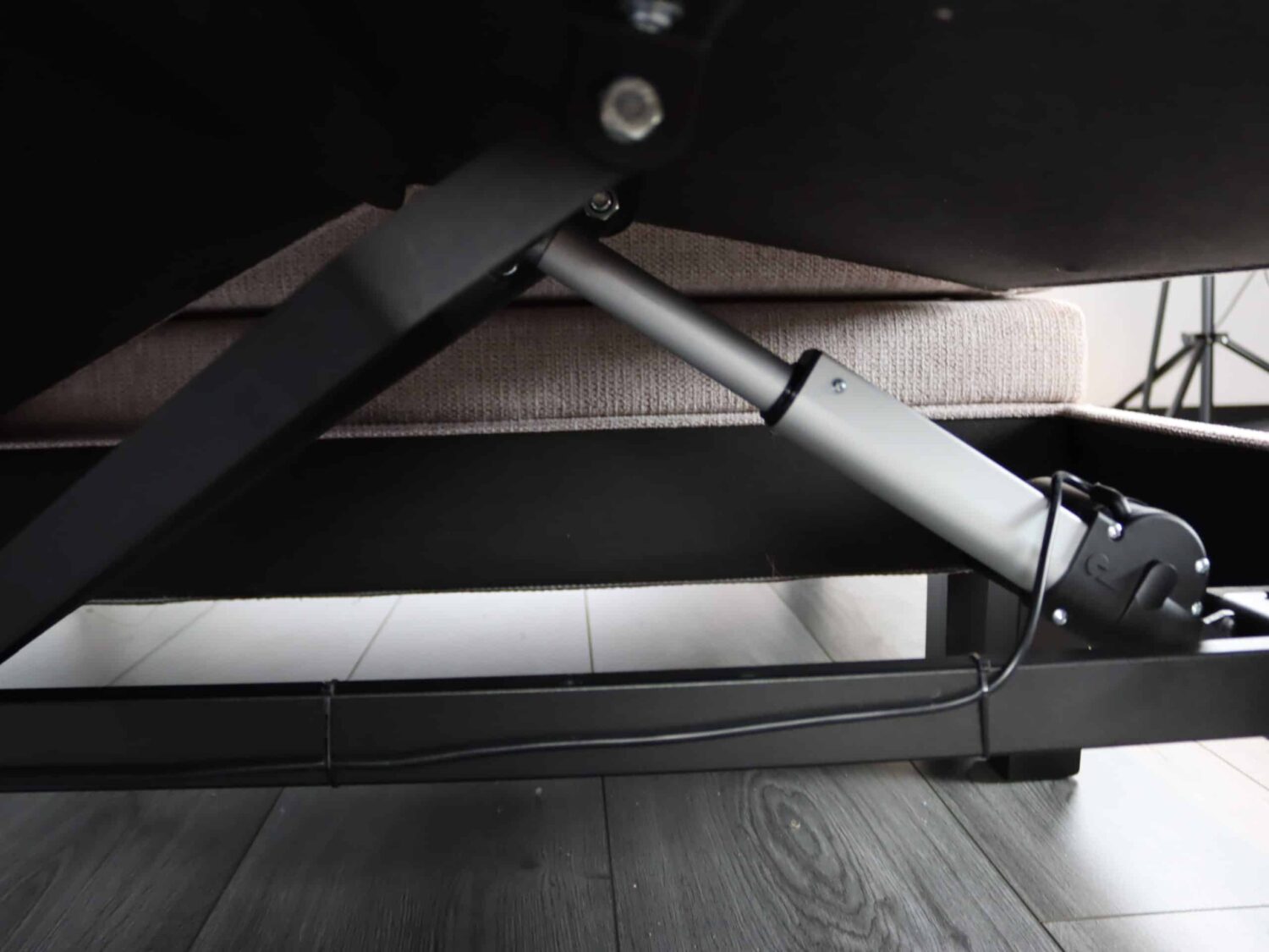 Lineaire boxspring motor voetenzijde